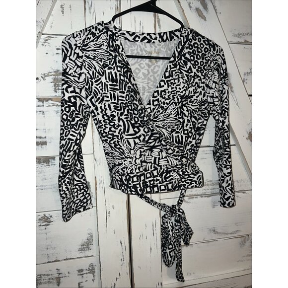 Lilly Pulitzer Wrap Top Black White Floral Retro V Neck Sz XSmall Blouse NWOT - Picture 2 of 10
